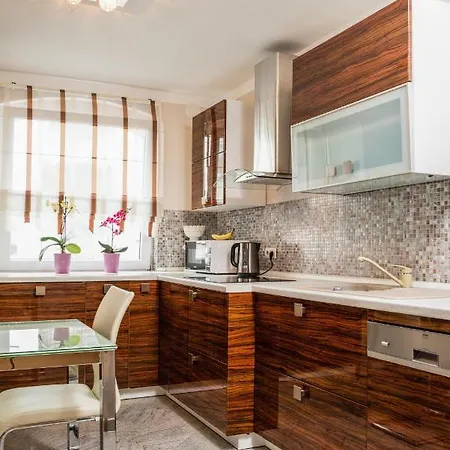 B12 Deluxe Apartment *