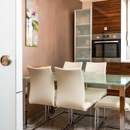 B12 Deluxe Apartment *